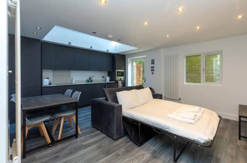 Photo 5 - Modern 2BD Flat With a Garden - West Hampstead