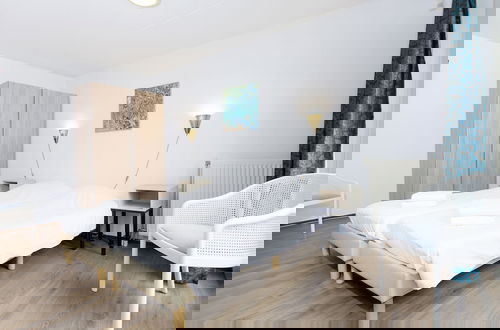 Foto 5 - Restyled Holiday Home with 2 Bathrooms near Beach