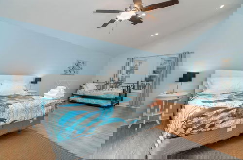 Foto 31 - Oasis Steps From Beach Outdoor Shower and Dining