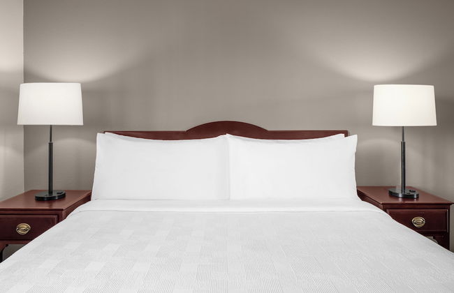 Larkspur Landing Extended Stay Suites Hillsboro - Photo 5
