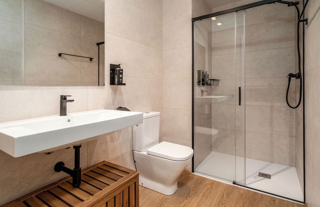 Limehome Barcelona Plaça Pirineus - Photo 43