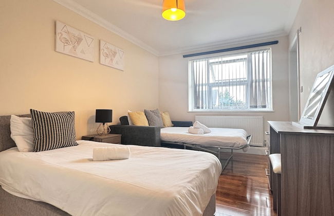 Stay Near Heathrow! Pristine, Convenient & Only 5 Mins to the Terminals - Foto 13