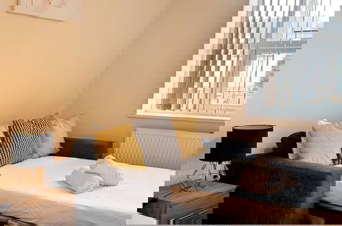 Foto 12 - Stay Near Heathrow! Pristine, Convenient & Only 5 Mins to the Terminals