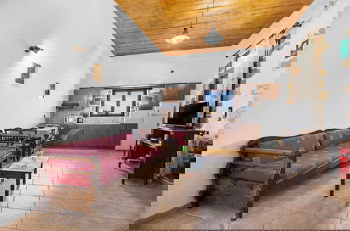 Foto 5 - Countryside Apartment 2 With Shared Swimming Pool