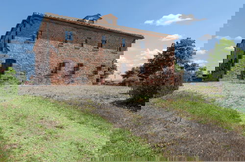 Photo 36 - Apartment in Tuscany With Pool & BBQ