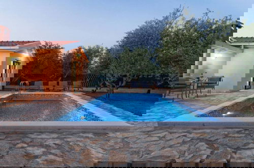 Foto 18 - Hidden Gem Holiday Home With Pool in Kastel Stafilic