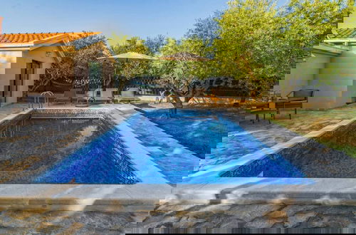Foto 17 - Hidden Gem Holiday Home With Pool in Kastel Stafilic