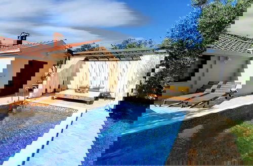 Foto 19 - Hidden Gem Holiday Home With Pool in Kastel Stafilic