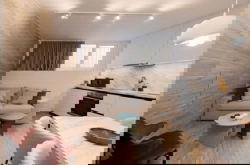 Foto 1 - Cozy & Chic Stay Near Metro Station